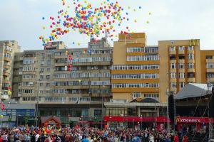 Voie bună şi culoare în Scuarul Mircea cel Bătrân de Ziua Oraşului: 630 de baloane tricolore au ridicat spre cer speranţele de mai bine ale râmnicenilor!