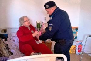 Gest de suflet al jandarmilor vrânceni pentru doamnele de la căminul de bătrâni, înainte de 8 Martie