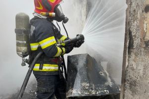 Incendiu, astăzi, într-o localitate din Botoşani! Proprietarul a avut nevoie de îngrijiri medicale