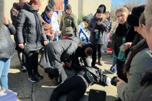 FOTO Numai ea ştie ce e în sufletul său! Mama elevului mort la 14 ani a leşinat aproape de sicriul fiului său
