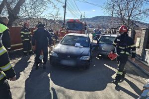 Un bărbat a fost scos dintr-un autoturism avariat după un accident rutier produs în Moineşti