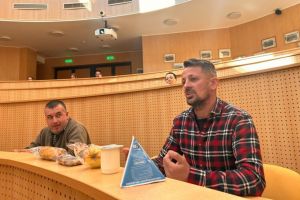 Discuţie cu cărţile pe faţă între părinţi şi furnizorii „Cornul şi laptele” la Sibiu: cornul, cel mai contestat produs / video foto