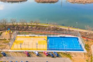 Două terenuri de sport modernizate în zona Sovata: Orădenii pot juca baschet sau fotbal lângă Crişul Repede (FOTO)