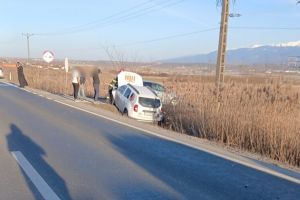 Accident pe DN1 lângă Bradu: două maşini implicate / foto