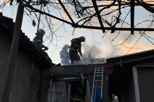 FOTO: Incendiu la o locuinta din Tulcea. Pompierii au intervenit cu doua autospeciale