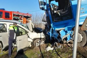 Impact fatal între o maşină şi un TIR. Două persoane şi-au pierdut viaţa