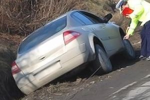 Și beat la volan, şi ghinionist. Cu o alcoolemie uriaşă, un sătmărean a vrut să iasă din parcare dar a nimerit şanţul