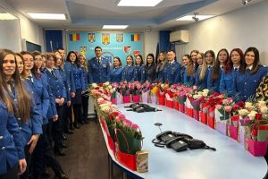 Bacău: Jandarmii au marcat Ziua de 8 Martie printr-un gest simbolic pentru colegele din unitate