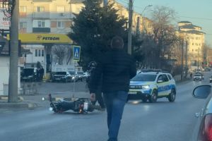 FOTO Accident pe Calea Naţională din municipiul Botoşani. O motocicletă a fost acroşată de o maşină