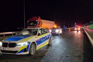 Maşină de poliţie implicată într-un accident pe Autostrada A7. Evenimentul s-a produs în timp ce se intervenea la un carambol