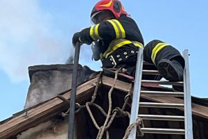 FOTO Incendiu într-un oraş din Botoşani. O casă a luat foc