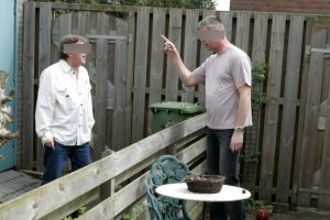 „Te omor!” – scandal între vecini în Satu Mare pornit de la un gard. S-a emis ordin de protecţie