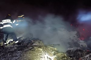 FOTO Incendiu devastator la o fermă de animale. Pompierii din Botoşani nu au putut ajunge cu maşinile