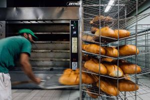 Un mare producător retrage de pe piaţă două tipuri de pâine: bucăţi de plastic în câteva loturi