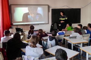 Lecţii despre respect şi siguranţă: Poliţiştii au discutat cu elevii din Nicolae Bălcescu despre bullying, violenţă şi reguli de circulaţie