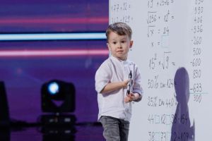 Micul geniu din Bihor. La doar 4 ani, un copil din Beiuş a uimit juraţii de la Românii au talent: face calcule cu radicali şi ştie codul Morse (FOTO/VIDEO)