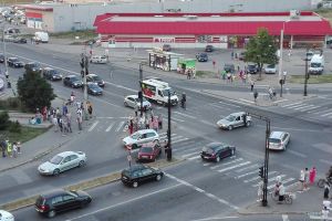 Alba Iulia: Carambol cu 3 maşini, la semafor, provocat de un tânăr din Cugir, fără permis de conducere