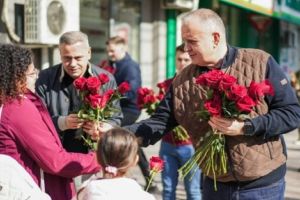 Social-democraţii olteni, flori pentru doamne şi domnişoare de Ziua Femeii/ FOTO