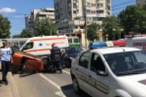 GALERIE FOTO/VIDEO: Autoturism rasturnat in intersectia Bd. Independentei cu Scolilor in urma unui accident
