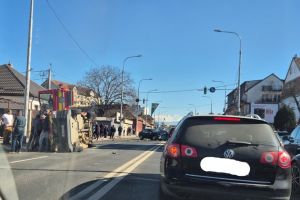 Accident grav în Sibiu: ambulanţă SMURD răsturnată după o tamponare / video