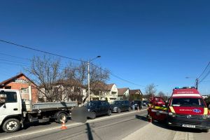 FOTO Accident cu patru maşini! 12 persoane implicate. Printre răniţi, doi copii