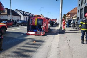Știri Romania: UPDATE. FOTO. O ambulanta si un autoturism, implicate  intr-un accident rutier grav. Planul Rosu de interventie a fost dezactivat   