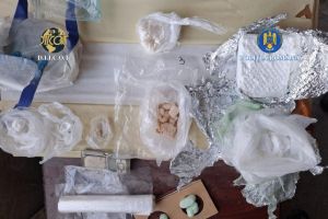 Știri Romania: FOTO. Tanar de 18 de ani, arestat pentru 30 de zile si cercetat pentru trafic de droguri de risc