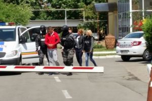VIDEO/ Hoti din autoturisme, retinuti de Politie. Actionau in Ploiesti printr-o metoda cunoscuta