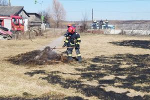 FOTO Două case dintr-o localitate din Botoşani, la un pas să fie făcute scrum într-un incendiu. De la ce a pornit vâlvătaia