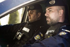 Jandarmeria Romana: Apel disperat la 112. O fata de 12 ani, talharita pe strada