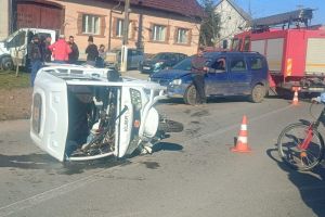 Accident la Budacu de Jos între un Logan şi un triciclu care s-a răsturnat
