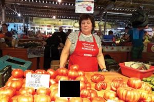 Rosiile romanesti de la Tomsani au intrat pe piata din Ploiesti. Cat costa un kilogram