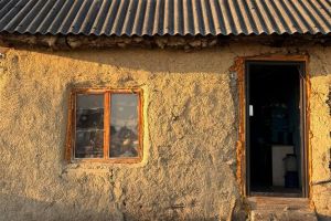 Aici locuieşte Lucian, adolescentul care doarme pe podea, dar nu lipseşte nicio zi de la şcoală. Preot botoşănean: Este unul dintre cei mai silitori elevi pe care i-am întâlnit