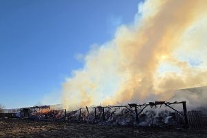 Incendiu la o fânărie în comuna Racova, judeţul Bacău. Pompierii intervin cu mai multe autospeciale