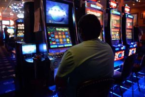 Jocurile de noroc ar putea fi interzise în mai multe oraşe din Alba. Ce spun primarii după ce Guvernul le permite să decidă dacă vor să păstreze sau nu păcănelele