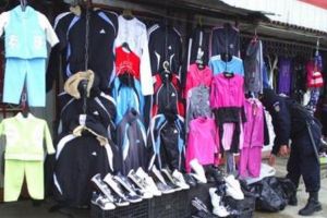 Haine contrafăcute în Sibiu, la Obor. Comerciantul a rămas fără ele