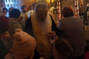 VIDEO ÎPS Teofan, întâmpinat cu mare bucurie într-o localitate din Botoşani. Vizita acestuia a mobilizat întreaga suflare a satului