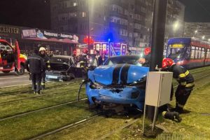 Accident în Oradea: Un Ford Mustang a ajuns pe liniile de tramvai lângă Lotus Center, o persoană transportată la spital (FOTO)