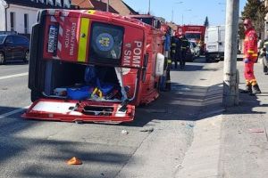 FOTO Autospecială SMURD aflată în misiune, cu şase persoane la bord, implicată într-un accident 