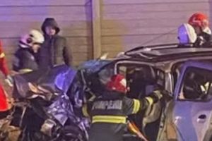 Un şofer de 20 de ani care fugea de poliţişti a provocat un accident soldat cu un mort şi trei răniţi, printre care un copil de 6 ani/ FOTO