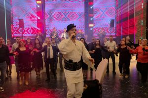 VIDEO S-au strâns în hore pe melodiile lui Alexandru Brădăţan. Ringul de dans a fost plin la Solis Forum