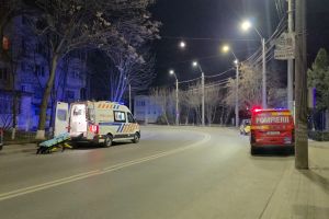 VIDEO Intervenţie la miez de noapte a echipelor de salvare din Botoşani. Bărbat dus de urgenţă la spital