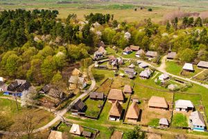 Intrări gratuite pentru femei, de 8 Martie, în Sibiu. „Căsuţa răsturnată” de la Brambura Park şi Muzeul ASTRA, printre opţiuni