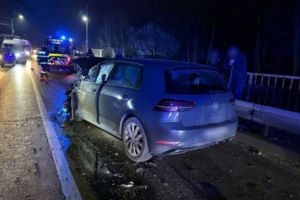 FOTO Accident produs de un bărbat din Botoşani! A intrat cu autobuzul într-o maşină