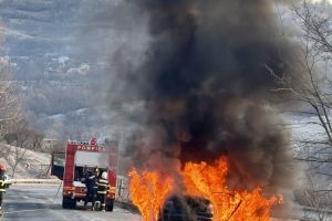 Argeş: Autoturism cuprins de flăcări în mers