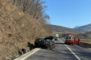Accident pe Valea Oltului. O şoferiţă ar fi adormit la volan
