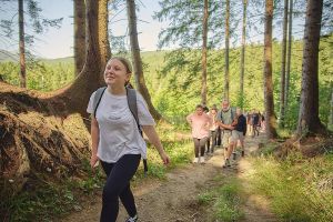 O treime dintre adolescenţi spun că au văzut în familie lipsă de respect faţă de mamă, iar 92% cred că femeile şi bărbaţii trebuie să împartă egal responsabilităţile în familie