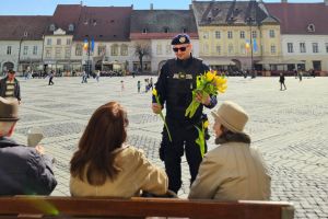 Jandarmii sibieni au oferit lalele, de 8 Martie. „Ne-am dorit să aducem un zâmbet” / foto