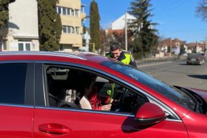”O oprire în trafic poate fi şi… plăcută!”. Poliţiştii au oferit flori la Bistriţa