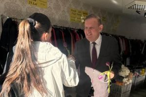 Flori şi urări pentru femeile din Oţelu Roşu, oferite de senatorul Luca Mălăiescu